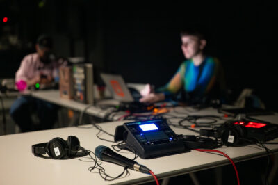 Laboratorio de podcast y formatos sonoros. Sesión adolescente